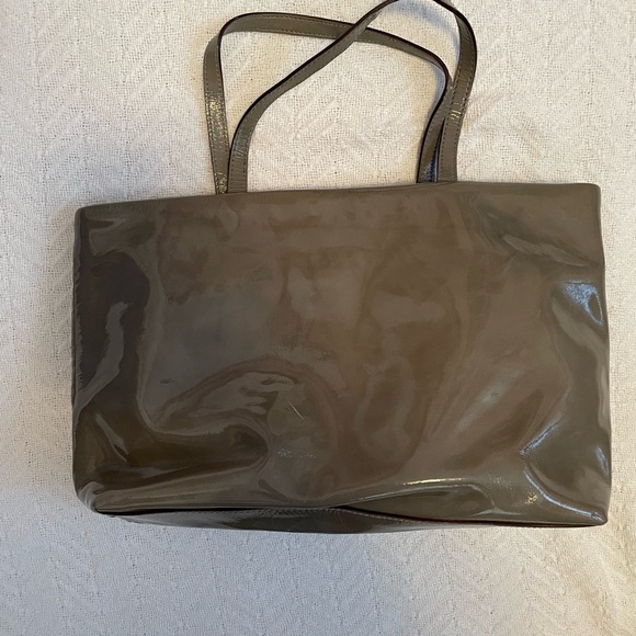 Kate Spade Patent leather grey shoulder bag with bow. - Picture 9 of 11